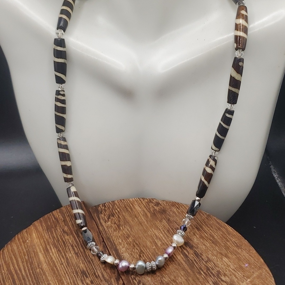 Lustrous pastel pearl necklace accent N3307
